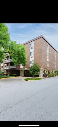 1301 S Finley Rd, Unit 201