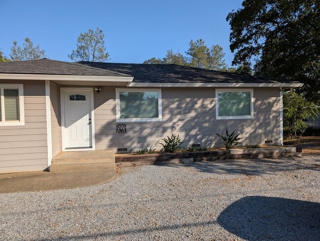 1977 Parallel St in Shasta Lake, CA - Building Photo - Building Photo