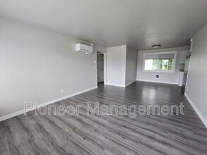 2585 W Bradford Ct in Roseburg, OR - Building Photo - Building Photo