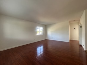 2340 W Greenacre Ave in Anaheim, CA - Foto de edificio - Building Photo