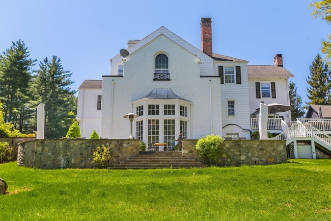 235 Canoe Hill Rd in New Canaan, CT - Building Photo - Building Photo