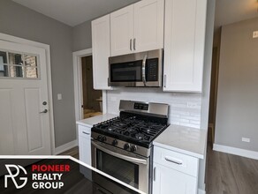 3931 N Janssen Ave, Unit 2 in Chicago, IL - Building Photo - Building Photo