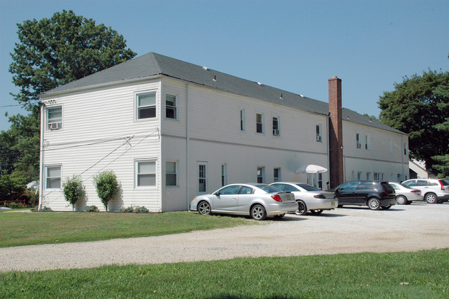 38 Barkalow Ave in Freehold, NJ - Foto de edificio - Building Photo