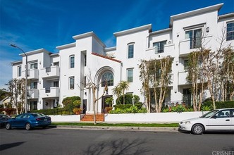 10619 Whipple St in Toluca Lake, CA - Building Photo - Building Photo