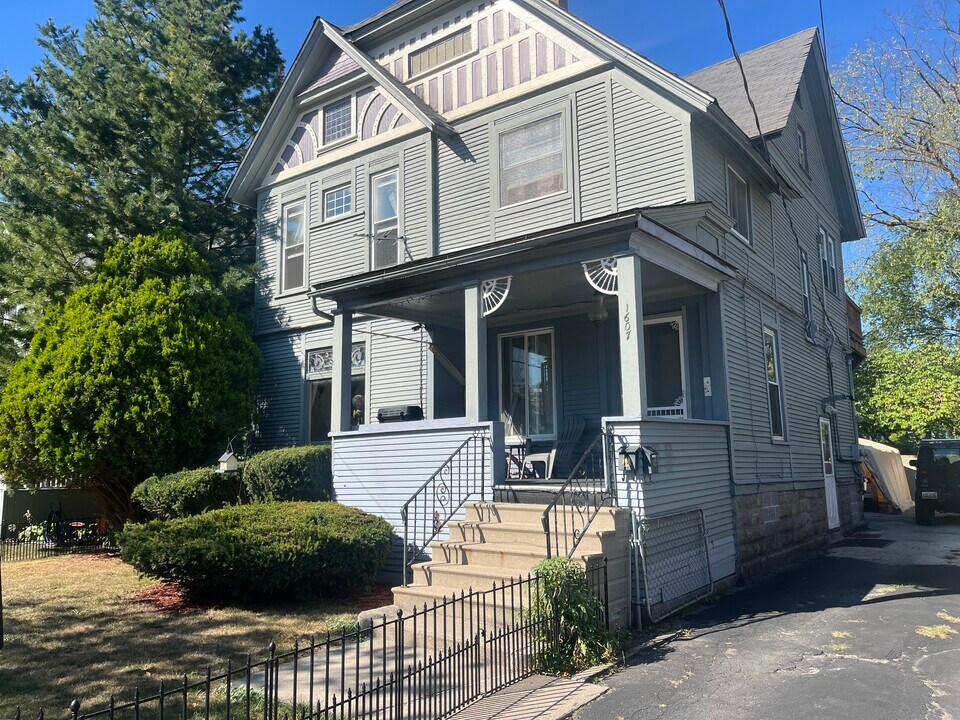1607 6th St in Bay City, MI - Building Photo