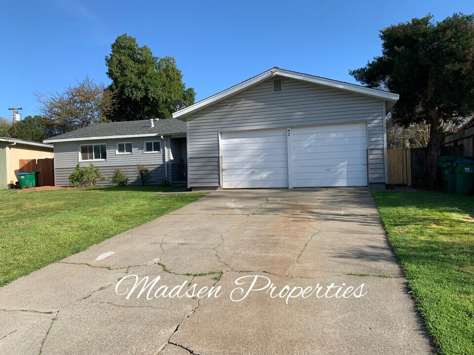 2 Larkspur Ln in Chico, CA - Building Photo