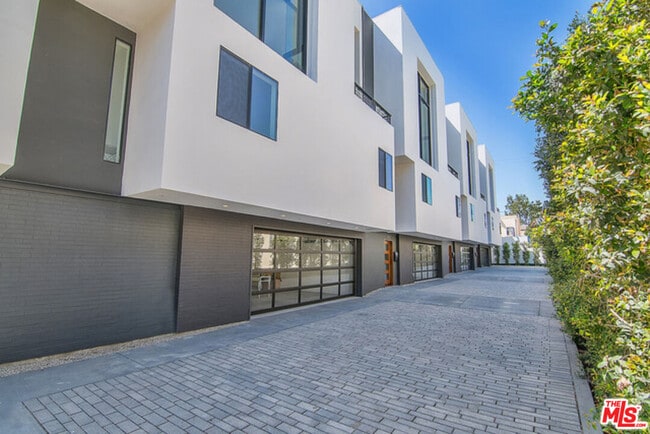 5002 Patagonia Ct in Los Angeles, CA - Building Photo - Building Photo