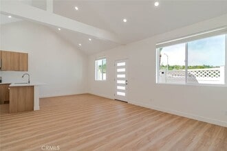 7570 Chaminade Ave in Los Angeles, CA - Foto de edificio - Building Photo