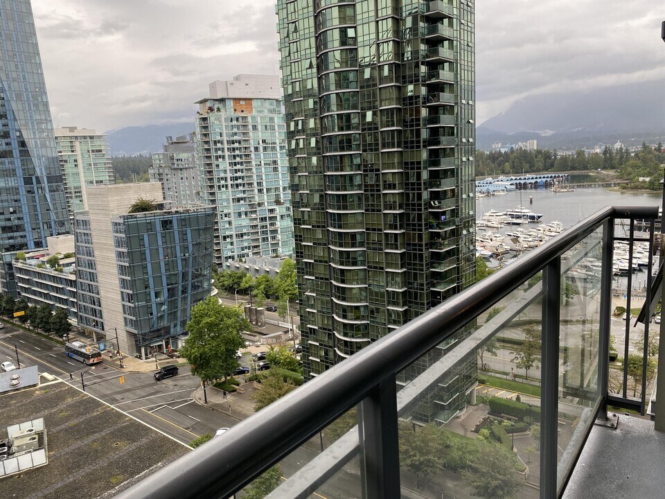 1328 W Pender St in Vancouver, BC - Building Photo