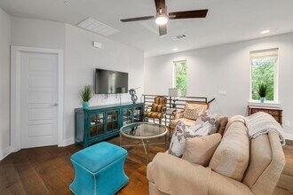 1205 Elm St in Austin, TX - Foto de edificio - Building Photo