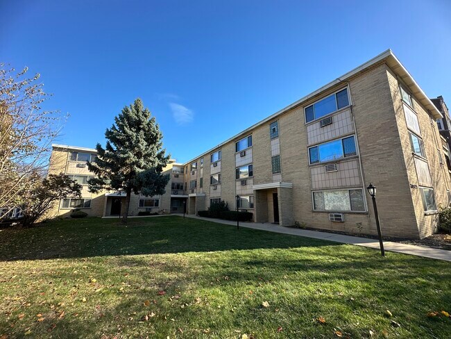 7019 N Ridge Blvd in Chicago, IL - Building Photo - Building Photo