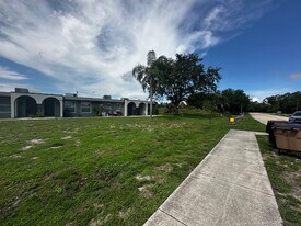 1157 S Loop Blvd in Lehigh Acres, FL - Building Photo