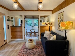 1910 NW 108th Ave, Unit Forest retreat in Portland, OR - Foto de edificio - Building Photo