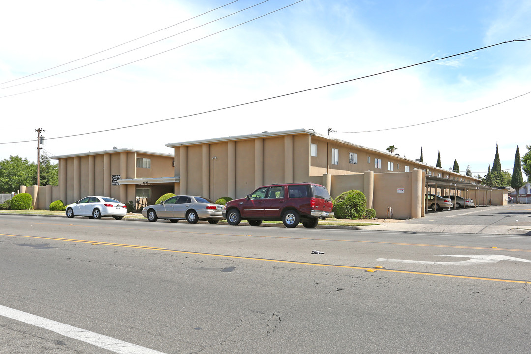 Cambridge Court Apartments in Fresno, CA - Building Photo