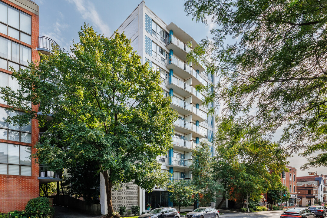 4488 Sainte-Catherine Rue O in Westmount, QC - Building Photo