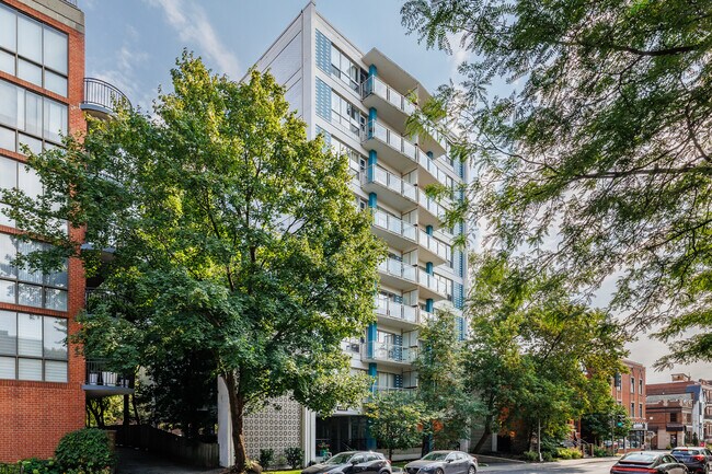 4488 Sainte-Catherine Rue O in Westmount, QC - Building Photo - Building Photo