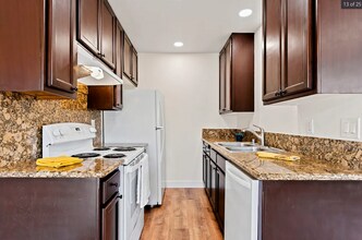 4572 Nebo Dr, Unit H in La Mesa, CA - Foto de edificio - Building Photo