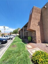 5121 River Glen Dr in Las Vegas, NV - Foto de edificio - Building Photo