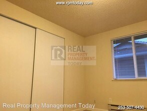 1605 Norpoint Way NE in Tacoma, WA - Building Photo - Building Photo