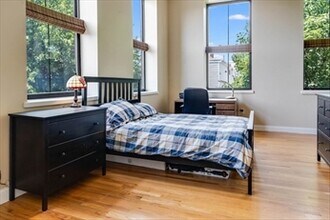 220 Spencer Ave, Unit 201 in Chelsea, MA - Foto de edificio - Building Photo