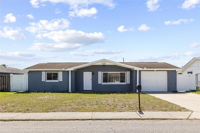 5648 Saren Dr in New Port Richey, FL - Foto de edificio - Building Photo