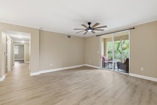 6559 Emerald Dunes Dr in Royal Palm Beach, FL - Building Photo - Building Photo