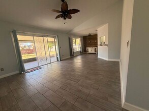 1025 Kelsey Ave in Oviedo, FL - Foto de edificio - Building Photo