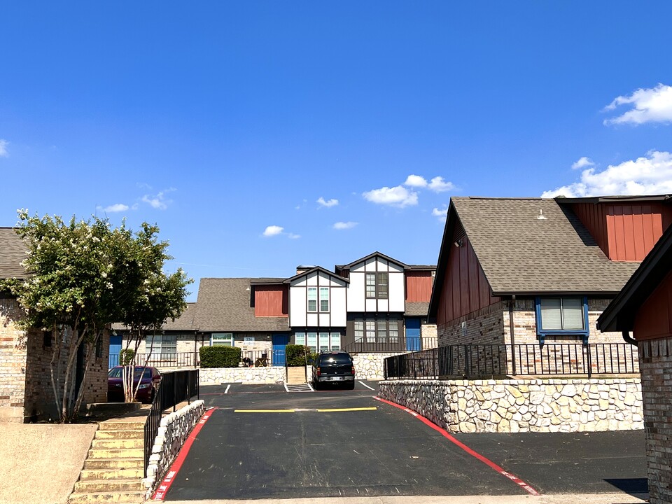 Brixton West Apartment Homes in Arlington, TX - Foto de edificio