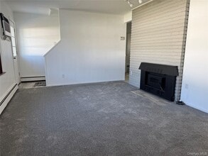 27 Gleaner Ln in Levittown, NY - Building Photo - Building Photo