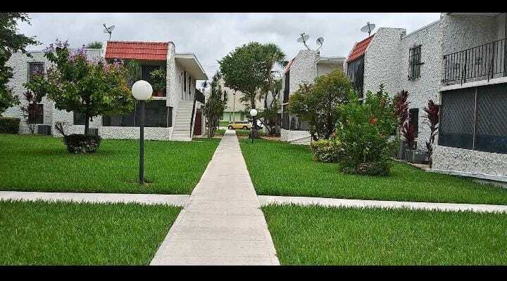 8701 SW 141st St, Unit F6 in Palmetto Bay, FL - Building Photo
