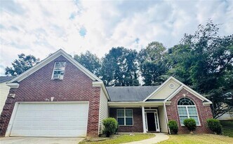 5736 Lakeside Dr in Union City, GA - Building Photo