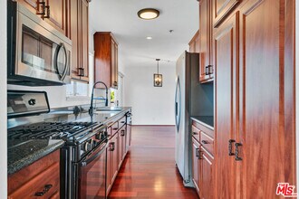 116 S Croft Ave in Los Angeles, CA - Building Photo - Building Photo