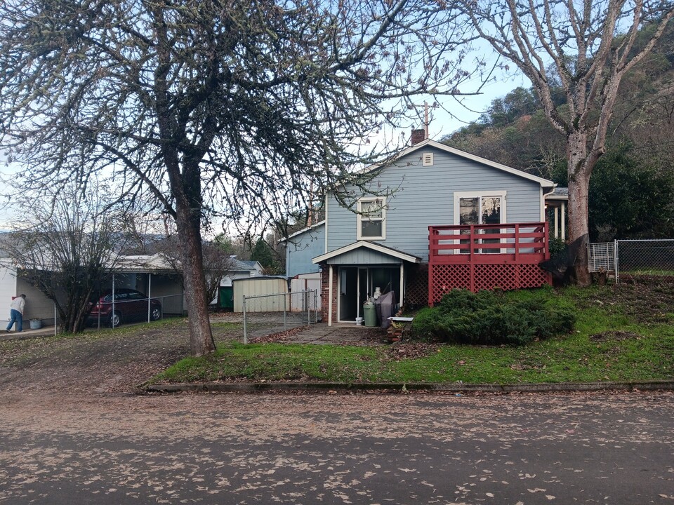 1144 W Military Ave in Roseburg, OR - Building Photo