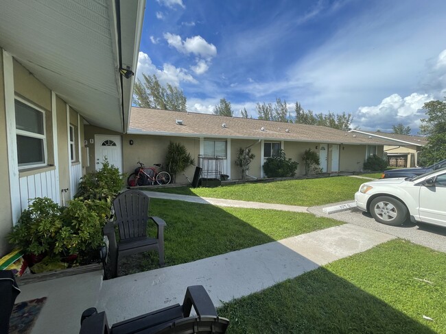 835-841 Gleason Pky in Cape Coral, FL - Building Photo - Building Photo