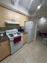 2451 Centergate Dr in Miramar, FL - Foto de edificio - Building Photo