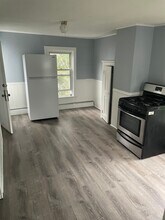 8 Bagley St, Unit 2 in Pawtucket, RI - Building Photo - Building Photo