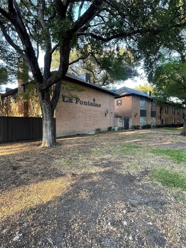 6015 E University Blvd in Dallas, TX - Foto de edificio - Building Photo