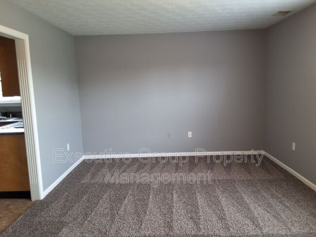110 Hurstfield Dr in Radcliff, KY - Building Photo - Building Photo