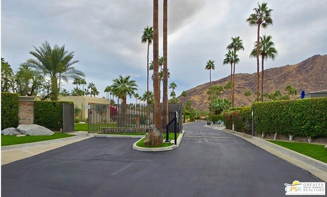 1175 Los Robles Dr in Palm Springs, CA - Foto de edificio - Building Photo