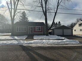 89 Elm St in Clintonville, WI - Building Photo