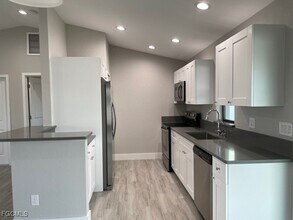 321 Kismet Pkwy W in Cape Coral, FL - Building Photo - Building Photo