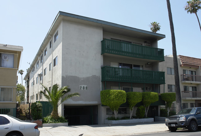 209 S Normandie Ave in Los Angeles, CA - Foto de edificio - Building Photo