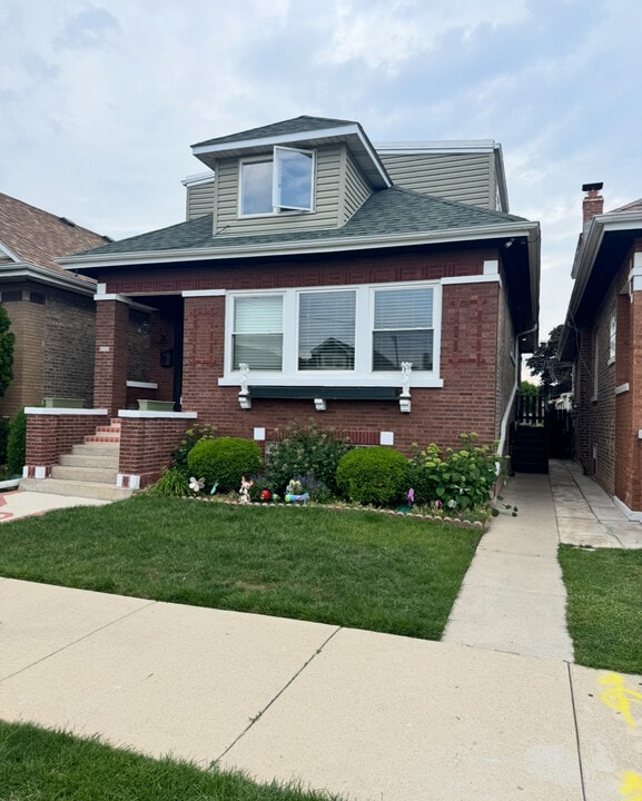 5724 W Henderson St, Unit 2A in Chicago, IL - Foto de edificio