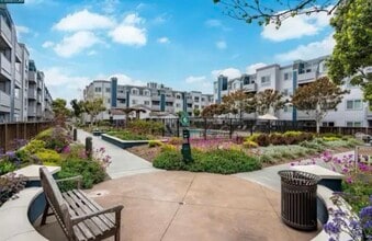 6400 Christie Ave, Unit Penthouse top flr in Emeryville, CA - Building Photo - Building Photo