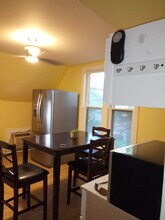 520 Lawrence Ave, Unit 2 second floor in Elgin, IL - Building Photo - Building Photo