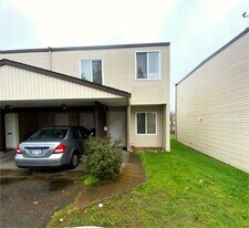 444 Bruce Ave in Nanaimo, BC - Building Photo