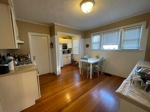 21 College Ave, Unit 1 in Medford, MA - Building Photo - Building Photo