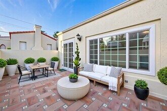 10281 Dunleer Dr in Los Angeles, CA - Building Photo - Building Photo