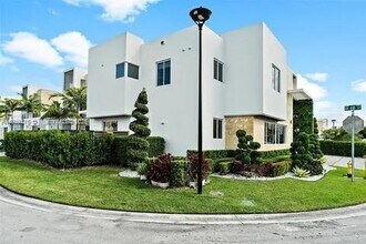 6767 NW 103rd Pl in Doral, FL - Building Photo - Building Photo