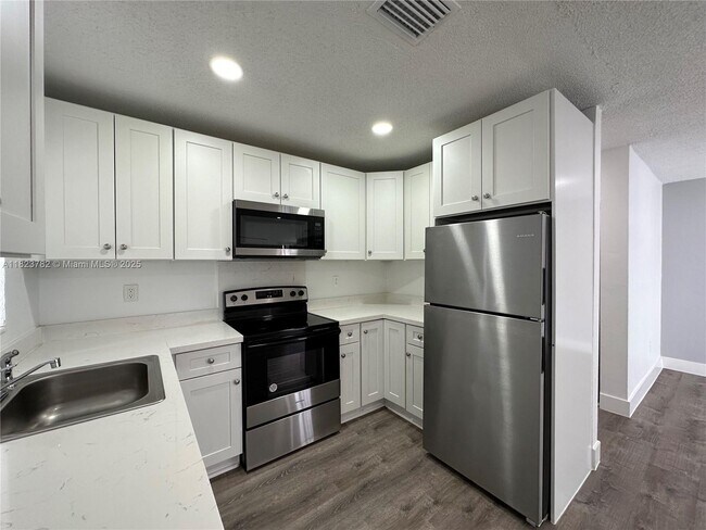 6032 SW 25th St in Miramar, FL - Building Photo - Building Photo